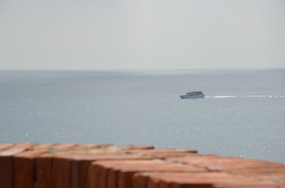 Er kan van stadje naar stadje gewandeld of getreind worden. Maar de Cinque Terre kan ook per toeristenboot bezocht worden. Of -iets duurder- met een privé speedboat.